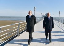 Prezident İlham Əliyev Sumqayıtın dənizkənarı bulvarında şəhərin sakinləri ilə görüşüb (FOTO) (YENİLƏNİB)
