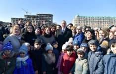 Prezident İlham Əliyev Sumqayıtın dənizkənarı bulvarında şəhərin sakinləri ilə görüşüb (FOTO) (YENİLƏNİB)