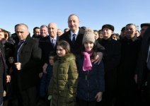 Prezident İlham Əliyev Sumqayıtın dənizkənarı bulvarında şəhərin sakinləri ilə görüşüb (FOTO) (YENİLƏNİB)
