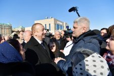 Prezident İlham Əliyev Sumqayıtın dənizkənarı bulvarında şəhərin sakinləri ilə görüşüb (FOTO) (YENİLƏNİB)
