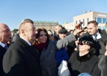 Prezident İlham Əliyev Sumqayıtın dənizkənarı bulvarında şəhərin sakinləri ilə görüşüb (FOTO) (YENİLƏNİB)