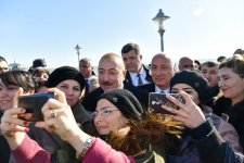 Prezident İlham Əliyev Sumqayıtın dənizkənarı bulvarında şəhərin sakinləri ilə görüşüb (FOTO) (YENİLƏNİB)