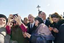 Prezident İlham Əliyev Sumqayıtın dənizkənarı bulvarında şəhərin sakinləri ilə görüşüb (FOTO) (YENİLƏNİB)