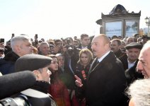 Prezident İlham Əliyev Sumqayıtın dənizkənarı bulvarında şəhərin sakinləri ilə görüşüb (FOTO) (YENİLƏNİB)