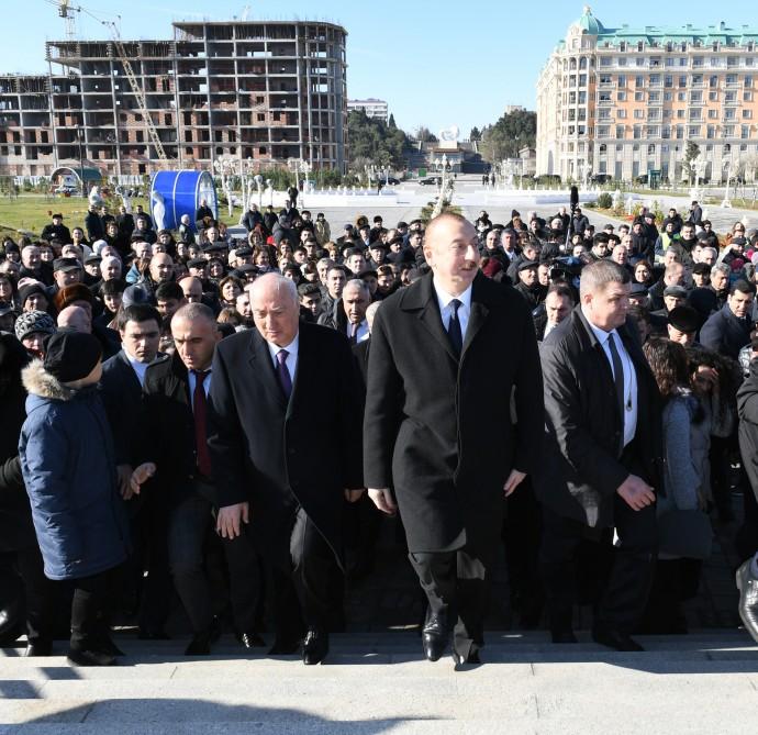 Prezident İlham Əliyev Sumqayıtın dənizkənarı bulvarında şəhərin sakinləri ilə görüşüb (FOTO) (YENİLƏNİB)