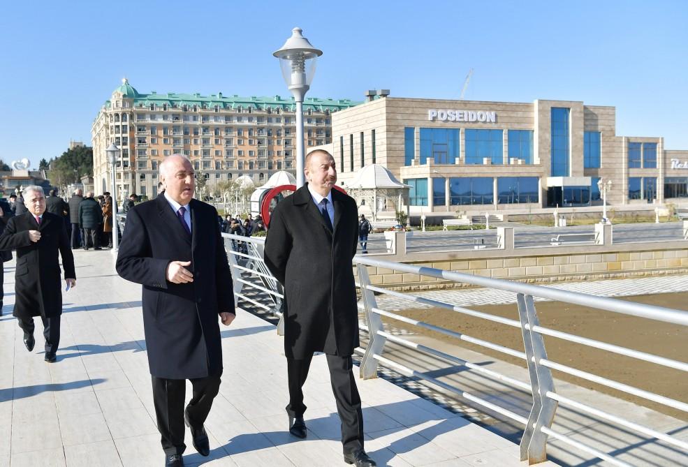 Prezident İlham Əliyev Sumqayıtın dənizkənarı bulvarında şəhərin sakinləri ilə görüşüb (FOTO) (YENİLƏNİB)