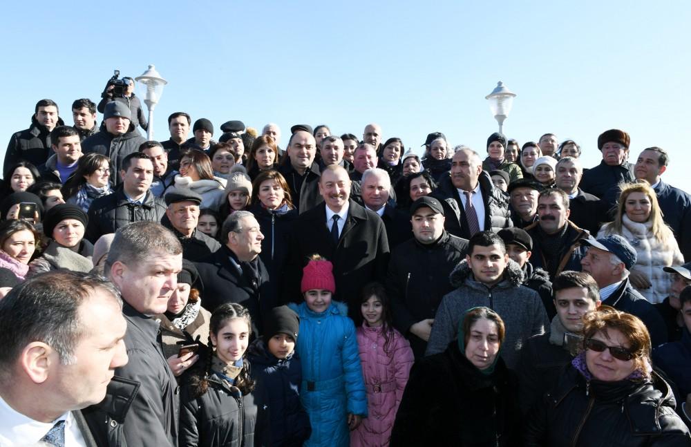 Prezident İlham Əliyev Sumqayıtın dənizkənarı bulvarında şəhərin sakinləri ilə görüşüb (FOTO) (YENİLƏNİB)