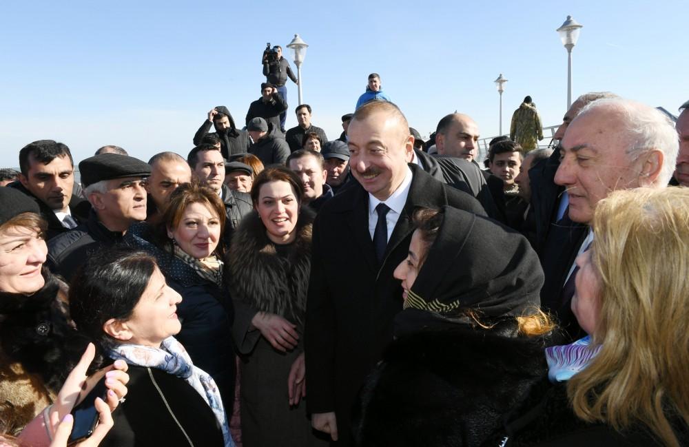 Prezident İlham Əliyev Sumqayıtın dənizkənarı bulvarında şəhərin sakinləri ilə görüşüb (FOTO) (YENİLƏNİB)