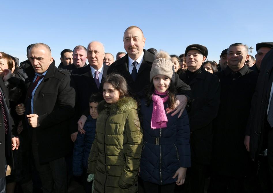 Prezident İlham Əliyev Sumqayıtın dənizkənarı bulvarında şəhərin sakinləri ilə görüşüb (FOTO) (YENİLƏNİB)