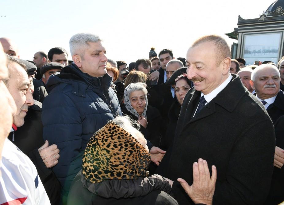 Prezident İlham Əliyev Sumqayıtın dənizkənarı bulvarında şəhərin sakinləri ilə görüşüb (FOTO) (YENİLƏNİB)