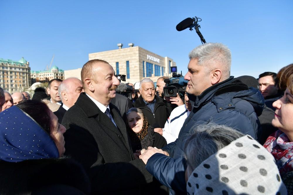 Prezident İlham Əliyev Sumqayıtın dənizkənarı bulvarında şəhərin sakinləri ilə görüşüb (FOTO) (YENİLƏNİB)