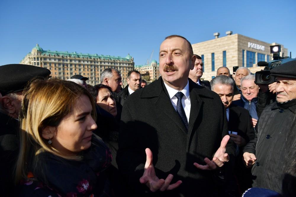 Prezident İlham Əliyev Sumqayıtın dənizkənarı bulvarında şəhərin sakinləri ilə görüşüb (FOTO) (YENİLƏNİB)