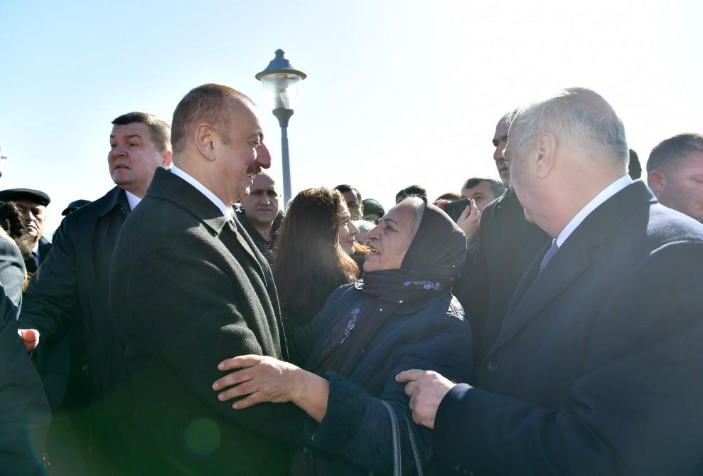 Prezident İlham Əliyev Sumqayıtın dənizkənarı bulvarında şəhərin sakinləri ilə görüşüb (FOTO) (YENİLƏNİB)
