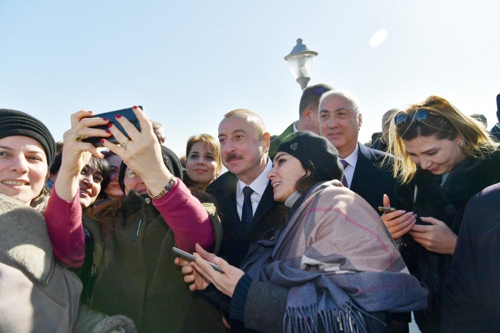 Prezident İlham Əliyev Sumqayıtın dənizkənarı bulvarında şəhərin sakinləri ilə görüşüb (FOTO) (YENİLƏNİB)