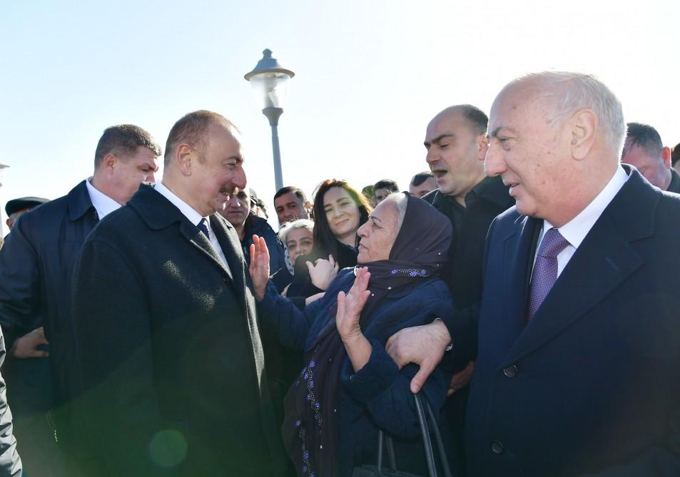 Prezident İlham Əliyev Sumqayıtın dənizkənarı bulvarında şəhərin sakinləri ilə görüşüb (FOTO) (YENİLƏNİB)