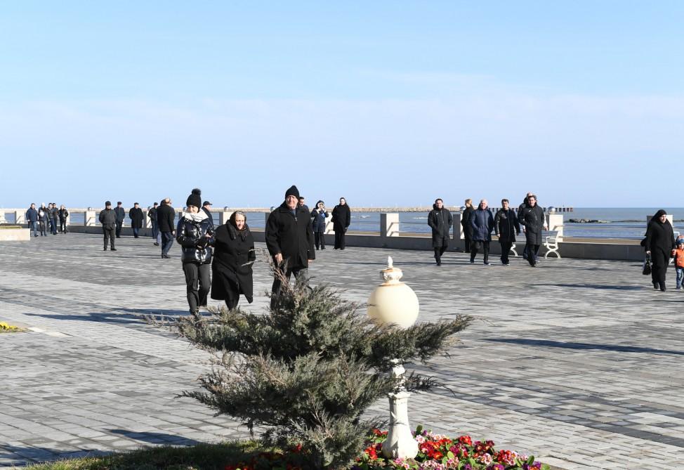 Prezident İlham Əliyev Sumqayıtın dənizkənarı bulvarında şəhərin sakinləri ilə görüşüb (FOTO) (YENİLƏNİB)