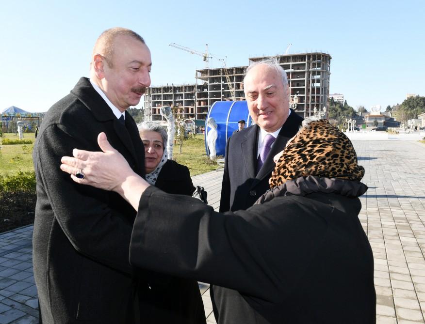 Prezident İlham Əliyev Sumqayıtın dənizkənarı bulvarında şəhərin sakinləri ilə görüşüb (FOTO) (YENİLƏNİB)