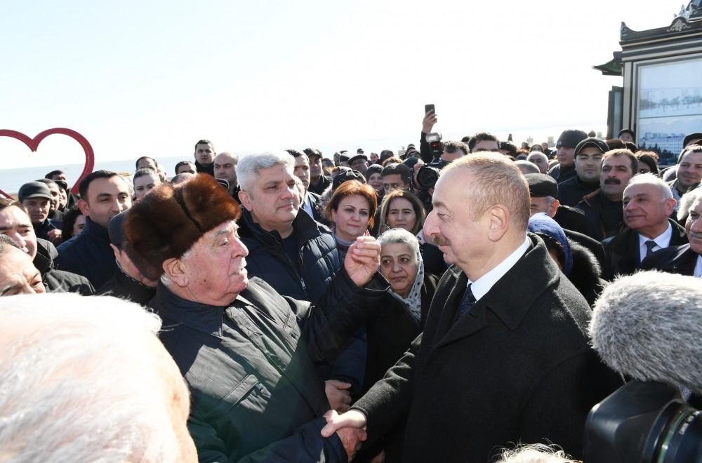 Prezident İlham Əliyev Sumqayıtın dənizkənarı bulvarında şəhərin sakinləri ilə görüşüb (FOTO) (YENİLƏNİB)