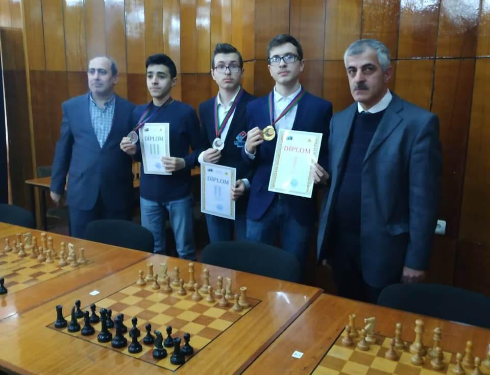 Əkiz qardaşlar Bakının ən yaxşı şahmatçıları oldu (FOTO)