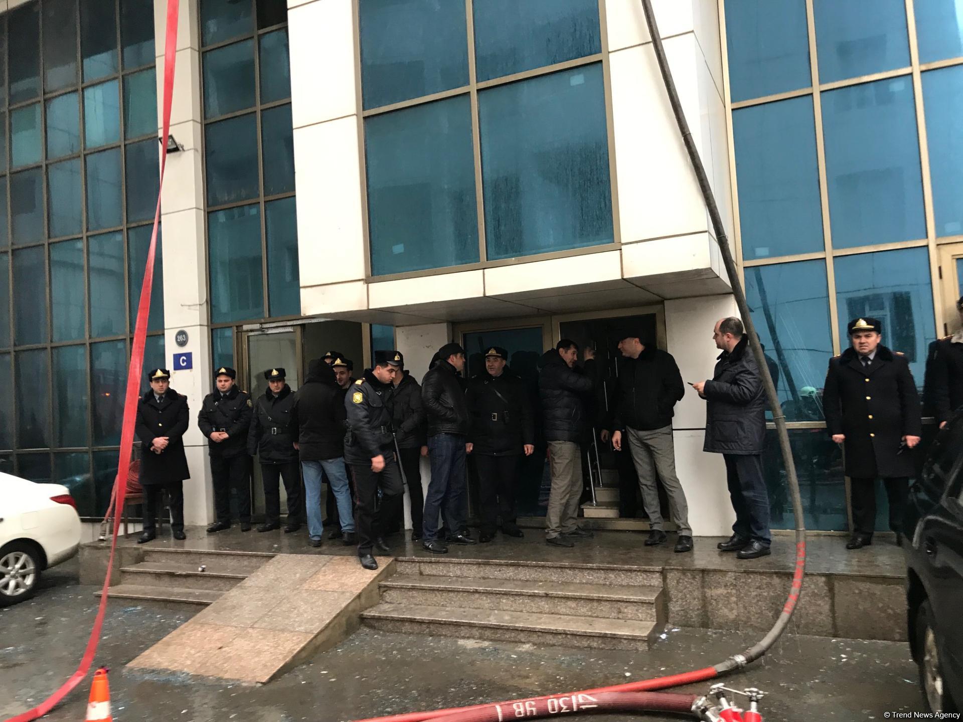 Bakıda çoxmərtəbəli binada tüstülənmənin qarşısı alınıb (FOTO) (YENİLƏNİB)