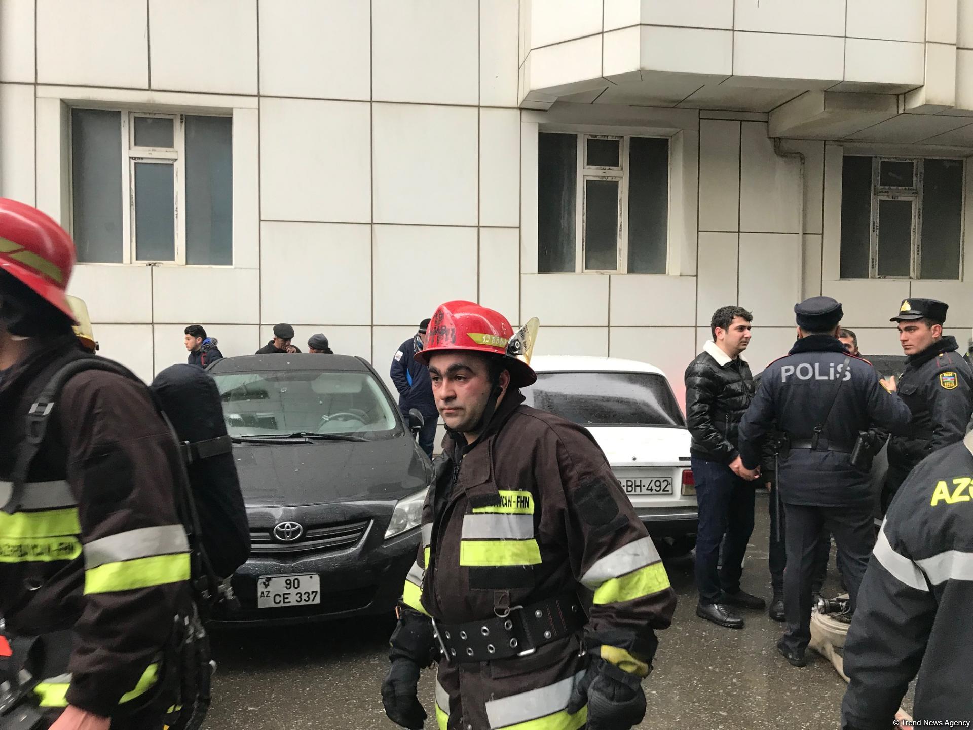 Bakıda çoxmərtəbəli binada tüstülənmənin qarşısı alınıb (FOTO) (YENİLƏNİB)
