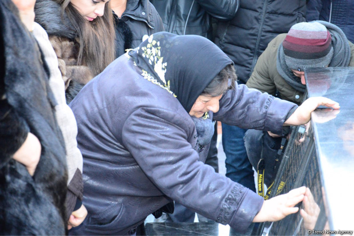 Azərbaycan ictimaiyyəti Xocalı soyqırımı qurbanlarının xatirəsini yad edir (FOTO)