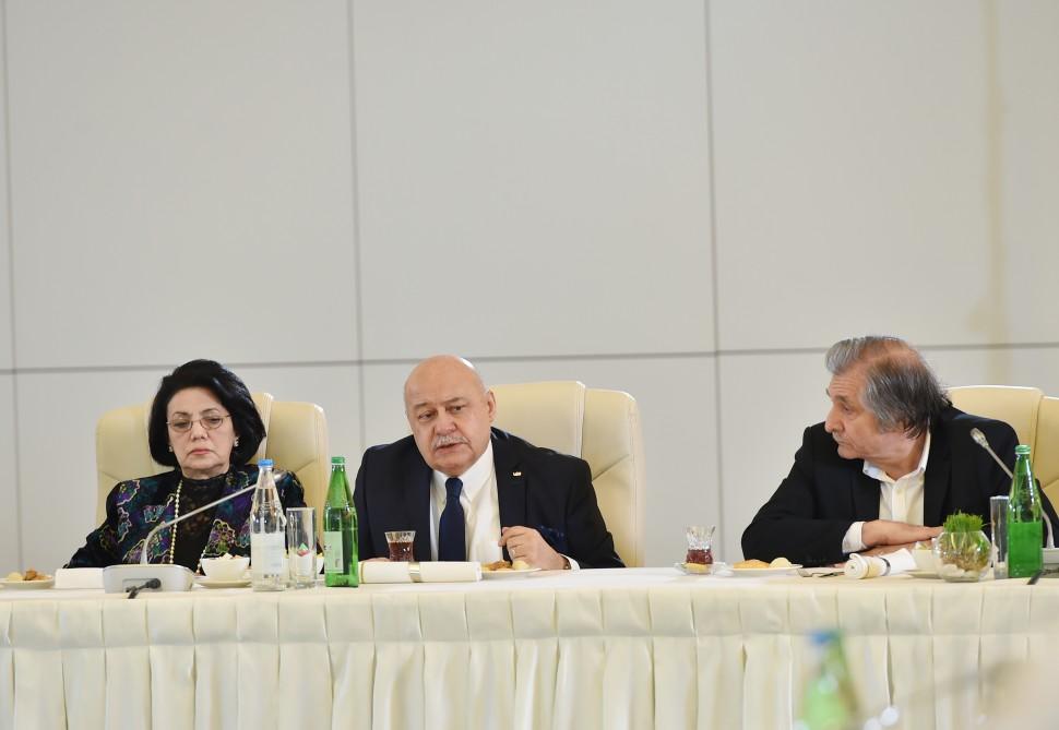 Prezident İlham Əliyev və birinci xanım Mehriban Əliyeva mədəniyyət və incəsənət xadimlərinin bir qrupu ilə görüşüblər (YENİLƏNİB-4) (FOTO)
