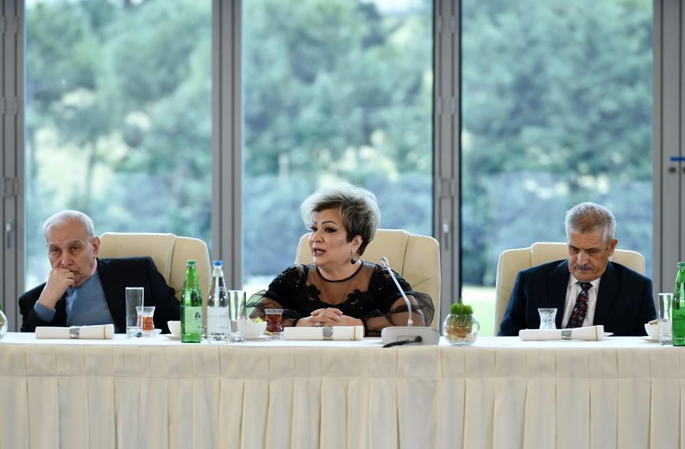 Prezident İlham Əliyev və birinci xanım Mehriban Əliyeva mədəniyyət və incəsənət xadimlərinin bir qrupu ilə görüşüblər (YENİLƏNİB-4) (FOTO)