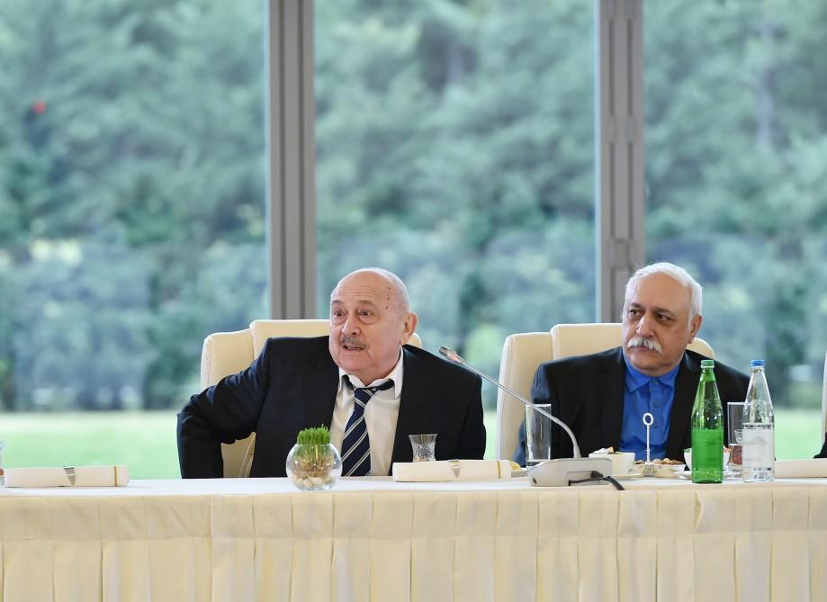 Prezident İlham Əliyev və birinci xanım Mehriban Əliyeva mədəniyyət və incəsənət xadimlərinin bir qrupu ilə görüşüblər (YENİLƏNİB-4) (FOTO)