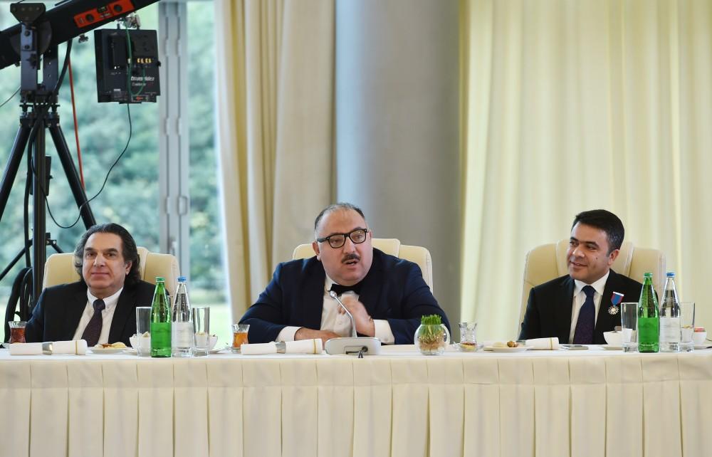 Prezident İlham Əliyev və birinci xanım Mehriban Əliyeva mədəniyyət və incəsənət xadimlərinin bir qrupu ilə görüşüblər (YENİLƏNİB-4) (FOTO)