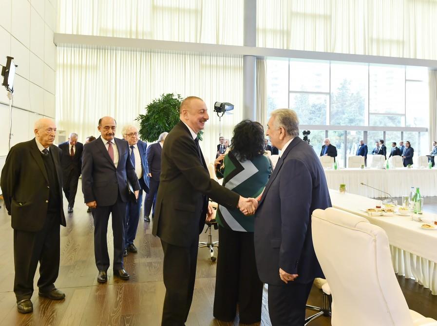 Prezident İlham Əliyev və birinci xanım Mehriban Əliyeva mədəniyyət və incəsənət xadimlərinin bir qrupu ilə görüşüblər (YENİLƏNİB-4) (FOTO)
