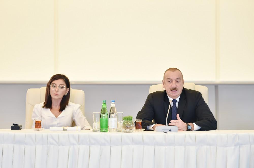 Prezident İlham Əliyev və birinci xanım Mehriban Əliyeva mədəniyyət və incəsənət xadimlərinin bir qrupu ilə görüşüblər (YENİLƏNİB-4) (FOTO)