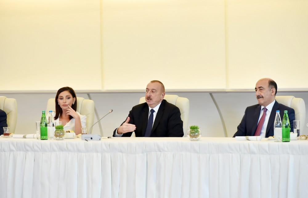 Prezident İlham Əliyev və birinci xanım Mehriban Əliyeva mədəniyyət və incəsənət xadimlərinin bir qrupu ilə görüşüblər (YENİLƏNİB-4) (FOTO)