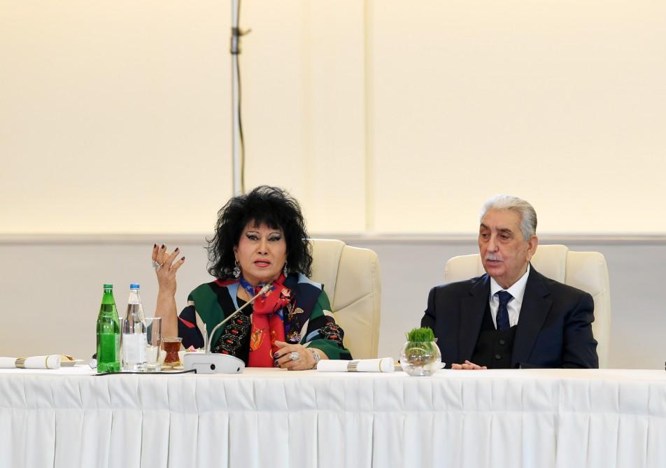 Prezident İlham Əliyev və birinci xanım Mehriban Əliyeva mədəniyyət və incəsənət xadimlərinin bir qrupu ilə görüşüblər (YENİLƏNİB-4) (FOTO)