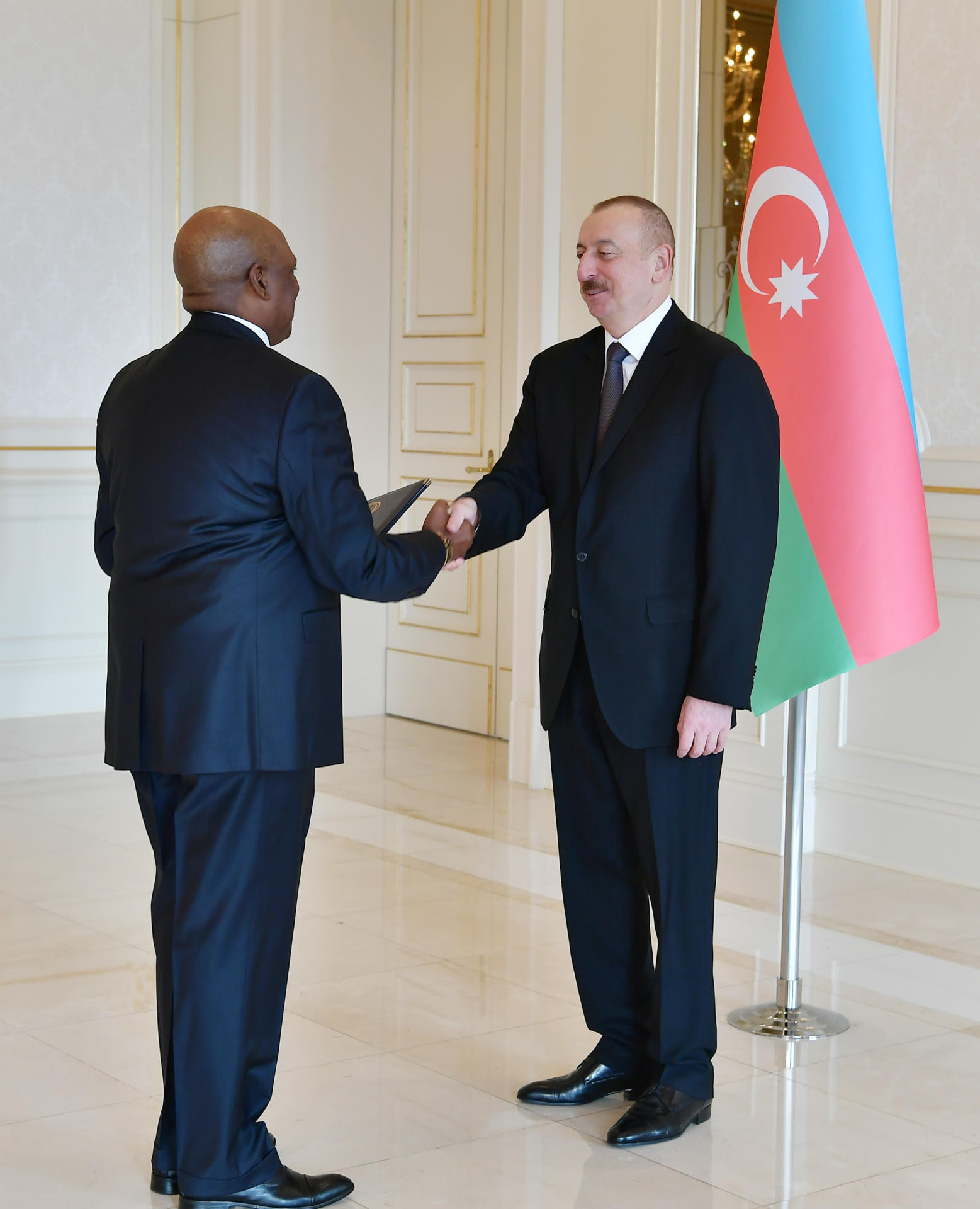 Prezident İlham Əliyev Venesuela, Ruanda və Tailandın Azərbaycanda yeni təyin olunmuş səfirlərinin etimadnamələrini qəbul edib (FOTO)