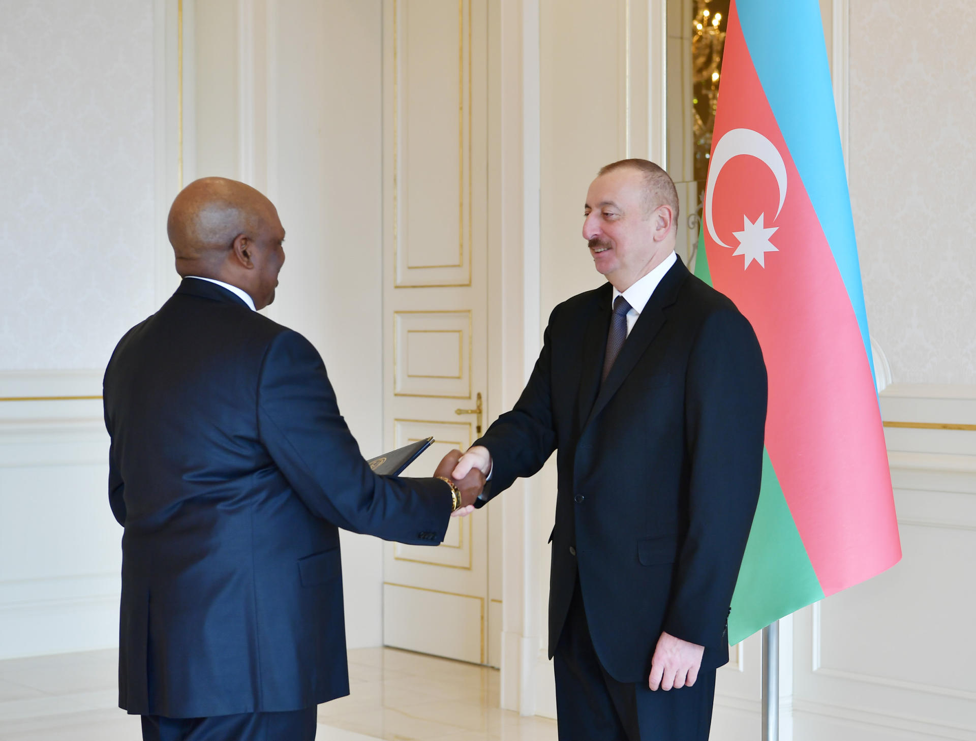 Prezident İlham Əliyev Venesuela, Ruanda və Tailandın Azərbaycanda yeni təyin olunmuş səfirlərinin etimadnamələrini qəbul edib (FOTO)