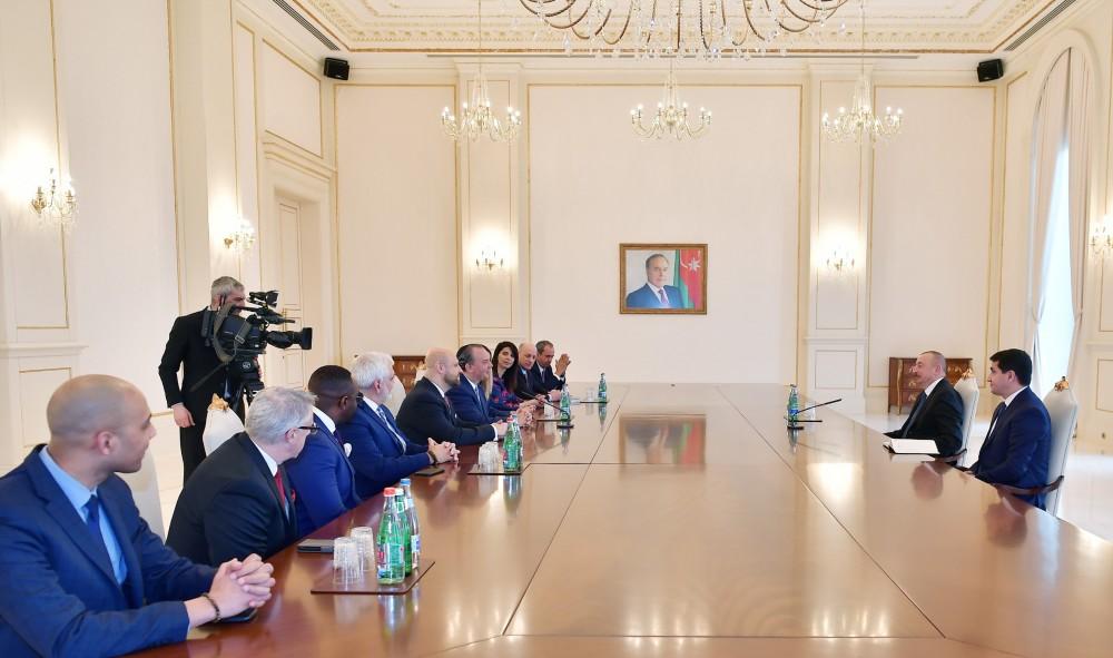 Prezident İlham Əliyev ABŞ Etnik Anlaşma Fondunun prezidentini qəbul edib (FOTO) (YENİLƏNİB)
