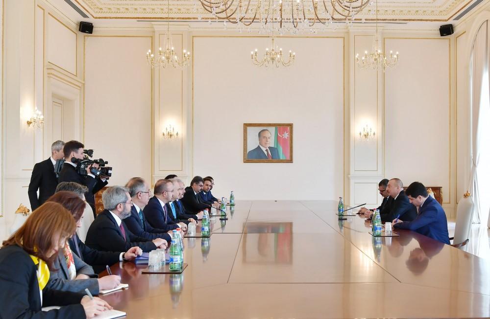 Prezident İlham Əliyev: Azərbaycan və Türkiyə arasında ilk yüksək səviyyəli səfərlərin qarşılıqlı şəkildə həyata keçirilməsi qardaşlığın və dostluğun bariz nümunəsidir (FOTO) (YENİLƏNİB)