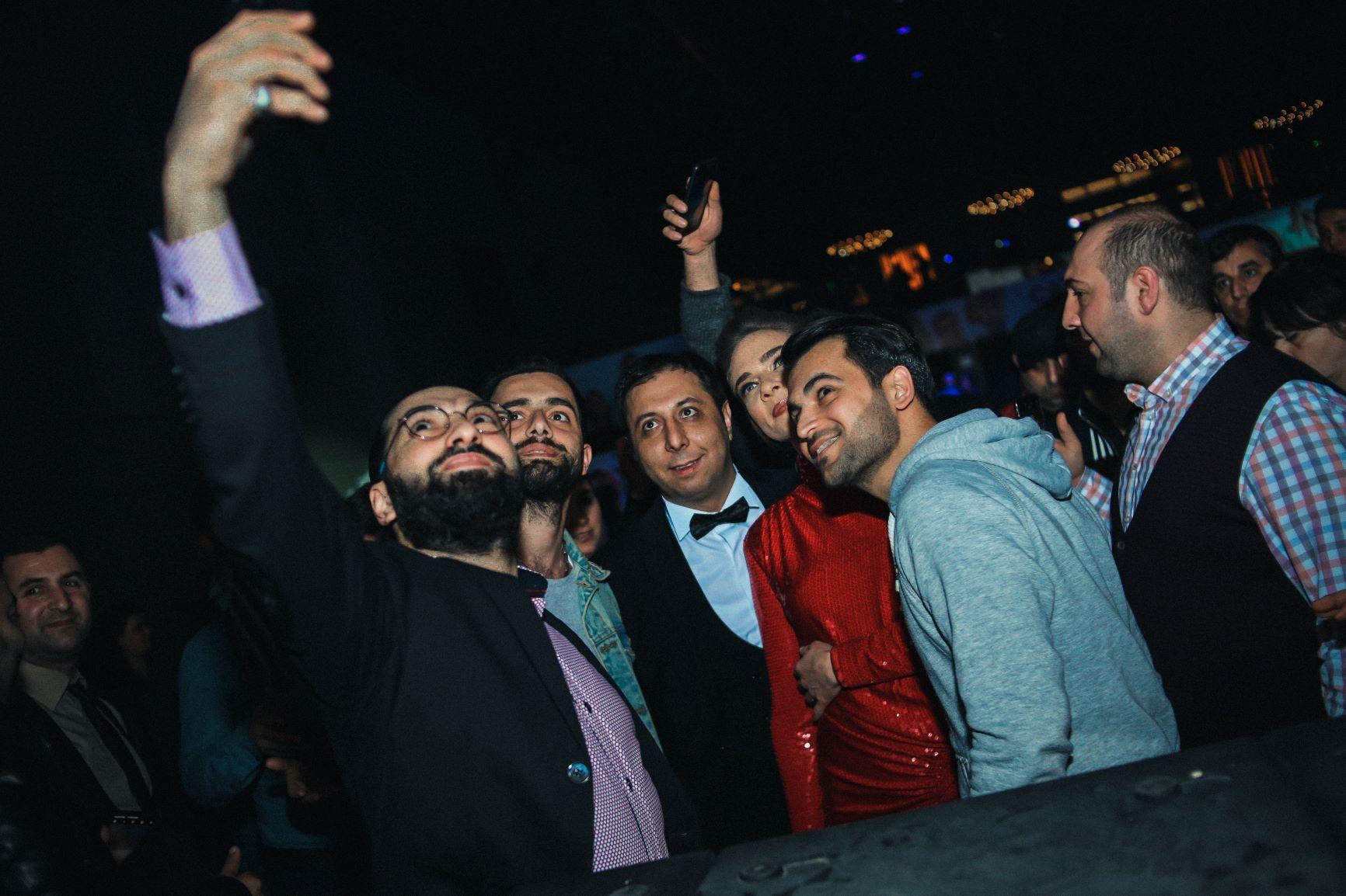 “Çat Kapı aşk” filminin möhtəşəm qala-gecəsi baş tutub (FOTO)