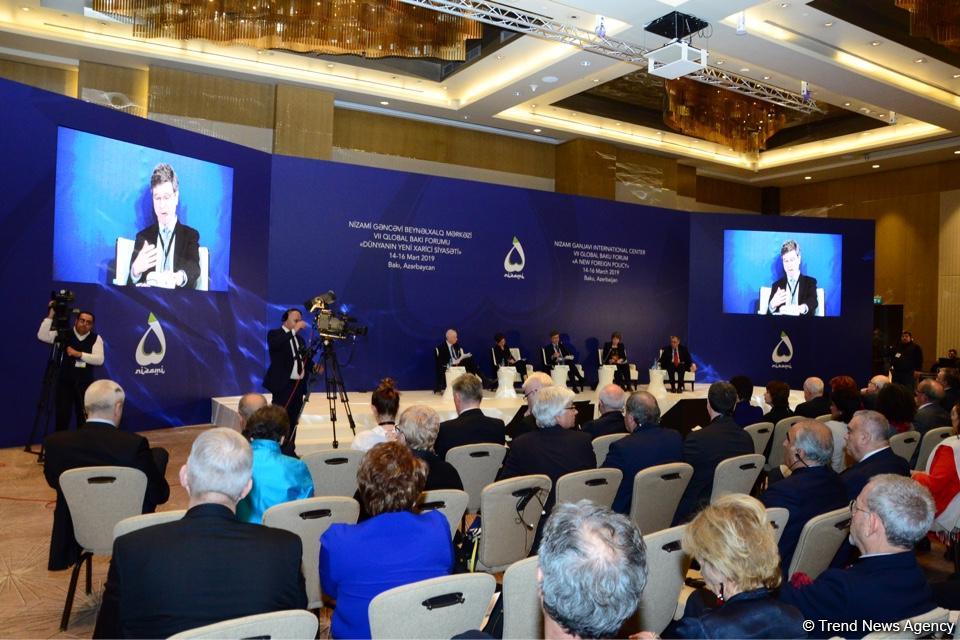 VII Qlobal Bakı Forumu işini panel iclasları ilə davam etdirir (FOTO)