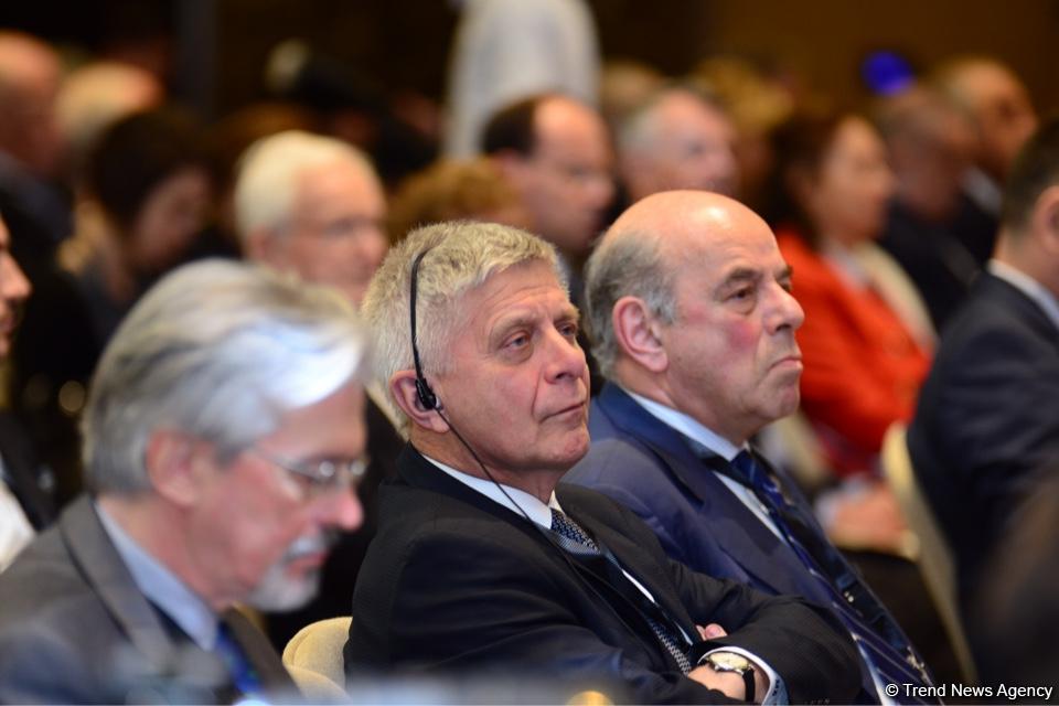VII Qlobal Bakı Forumu işini panel iclasları ilə davam etdirir (FOTO)