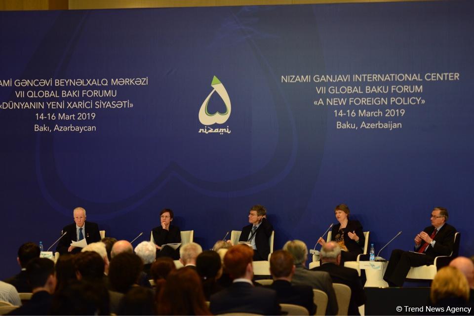 VII Qlobal Bakı Forumu işini panel iclasları ilə davam etdirir (FOTO)