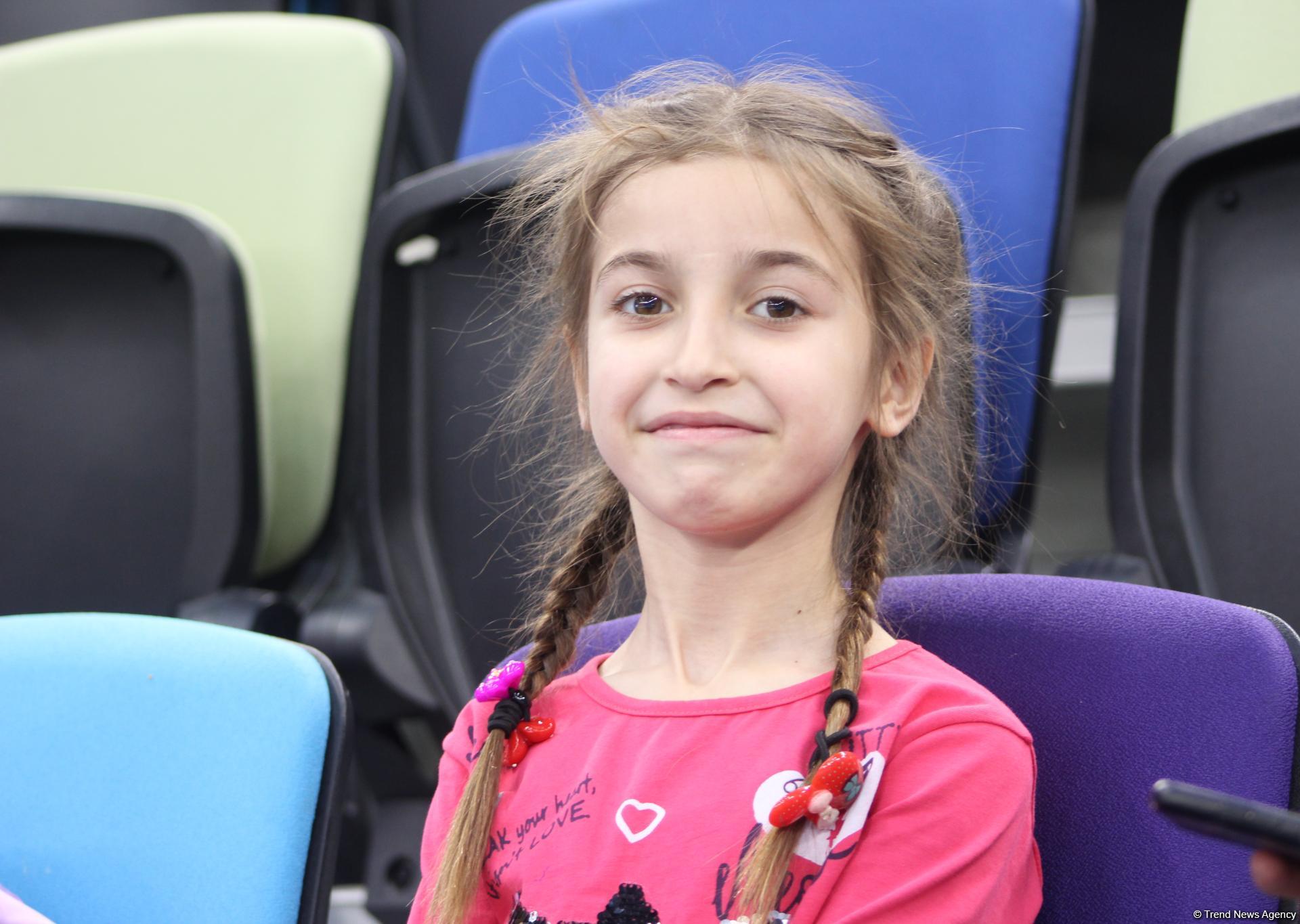 Gənc tamaşaçılar Dünya Kubokunda azərbaycanlı gimnastlara azarkeşlik edirlər