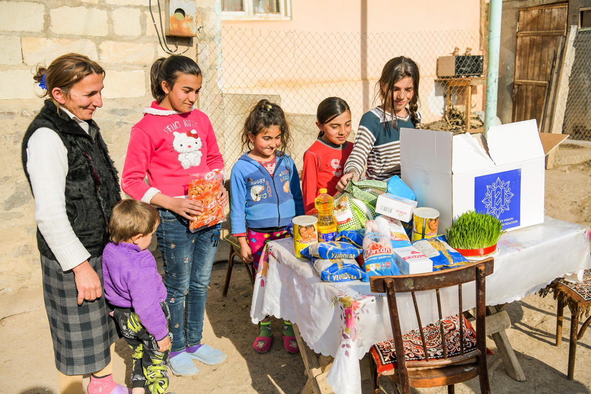 Heydər Əliyev Fondu aztəminatlı ailələrə ənənəvi Novruz sovqatları paylayır (FOTO)