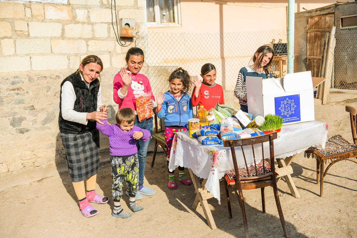 Heydər Əliyev Fondu aztəminatlı ailələrə ənənəvi Novruz sovqatları paylayır (FOTO)