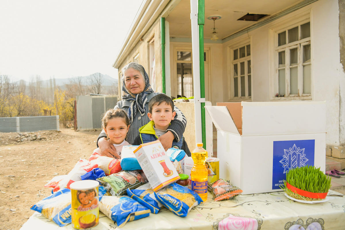 Heydər Əliyev Fondu aztəminatlı ailələrə ənənəvi Novruz sovqatları paylayır (FOTO)