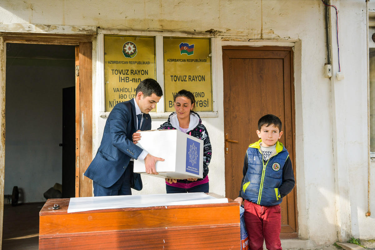 Heydər Əliyev Fondu aztəminatlı ailələrə ənənəvi Novruz sovqatları paylayır (FOTO)