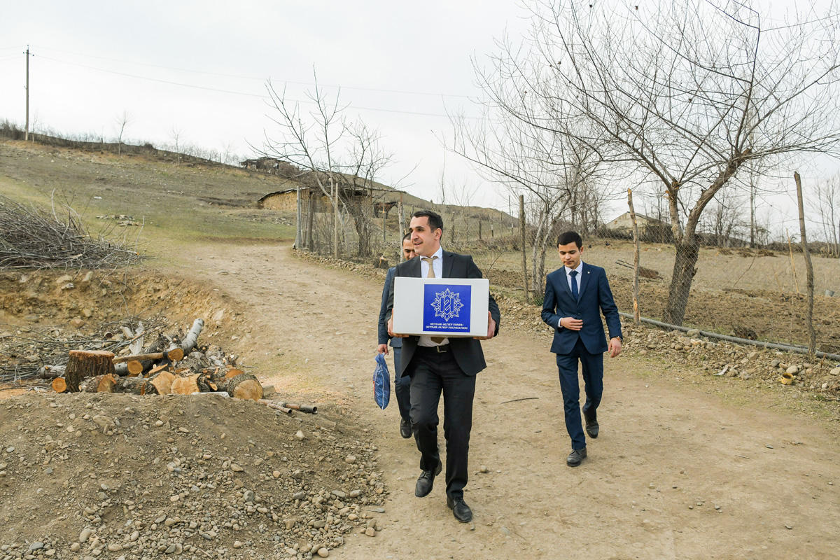 Heydər Əliyev Fondu aztəminatlı ailələrə ənənəvi Novruz sovqatları paylayır (FOTO)