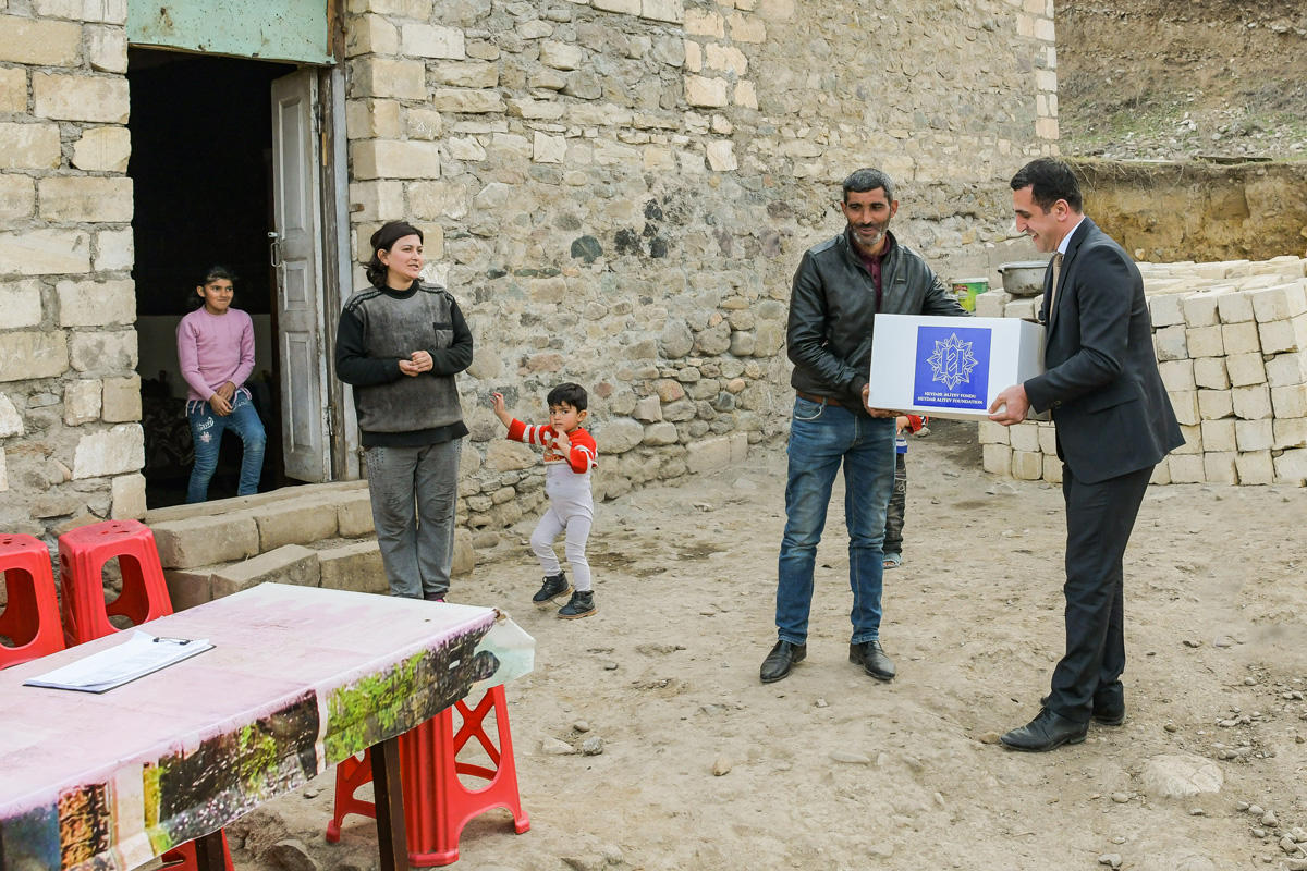 Heydər Əliyev Fondu aztəminatlı ailələrə ənənəvi Novruz sovqatları paylayır (FOTO)