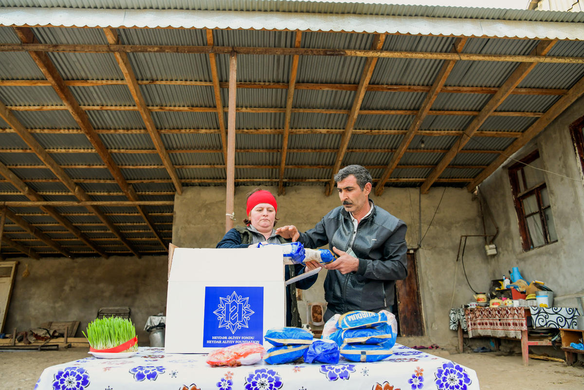 Heydər Əliyev Fondu aztəminatlı ailələrə ənənəvi Novruz sovqatları paylayır (FOTO)